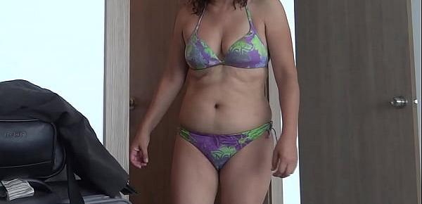  MY HAIRY WIFE AFTER THE BEACH GOES TO THE APARTMENT TO MASTURBATE FROM HOW EXCITED THE MEN SHE SAW IN THONG PUT ON HER  - ARDIENTES69